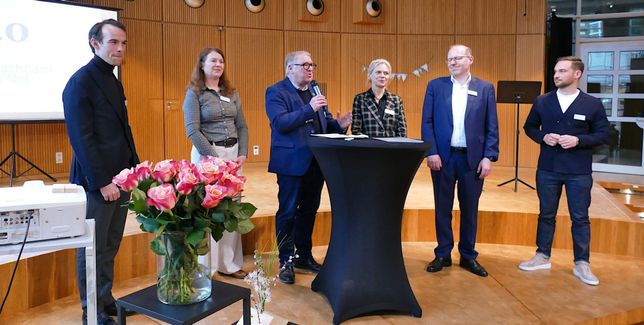SZ/BZ-Verleger Dr. Christian Röhm, Sozialarbeiterin Betina Hartig, Jürgen Haar, Gabriele Iser, Dr. Bernd Vöhringer und Salvatore Romeo (von links) beim Podiumsgespräch.